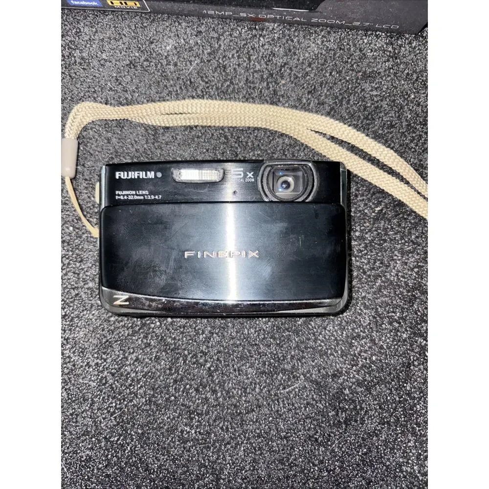 Fujifilm FinePix Z70 12 MP 5x Optical Zoom Digital Cam With Case Charger And Bat